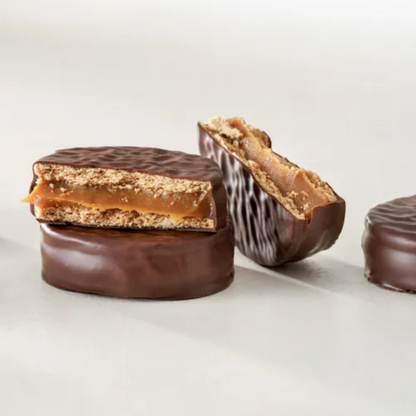 Alfajor Cachafaz de Chocolate Negro con Dulce de Leche Caja de 12 unidades