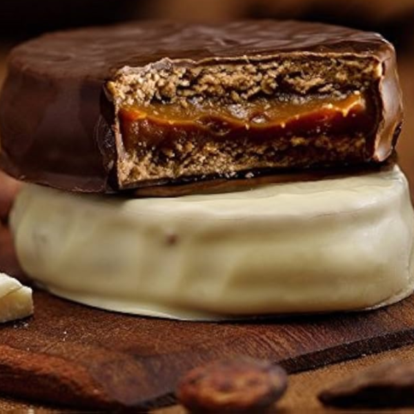 Alfajores Cachafaz Black and White Chocolate Box 12 units 720 g / 25.3 oz - Imagen 2