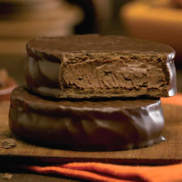 Alfajor Cachafaz Filled with Chocolate Mousse Covered with Chocolate 6 units 300 g / 10.5 oz - Imagen 2